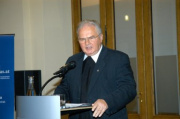 Rektor des Bildungshauses Sodalitas in Tainach Joze Kopeinig am Rednerpult.