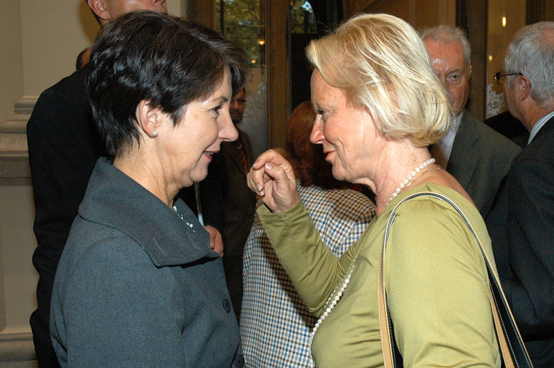 v.li. Barbara Prammer im Gespräch mit Dr. Liselotte Wedorn, AIA C.D. Children Foundation.