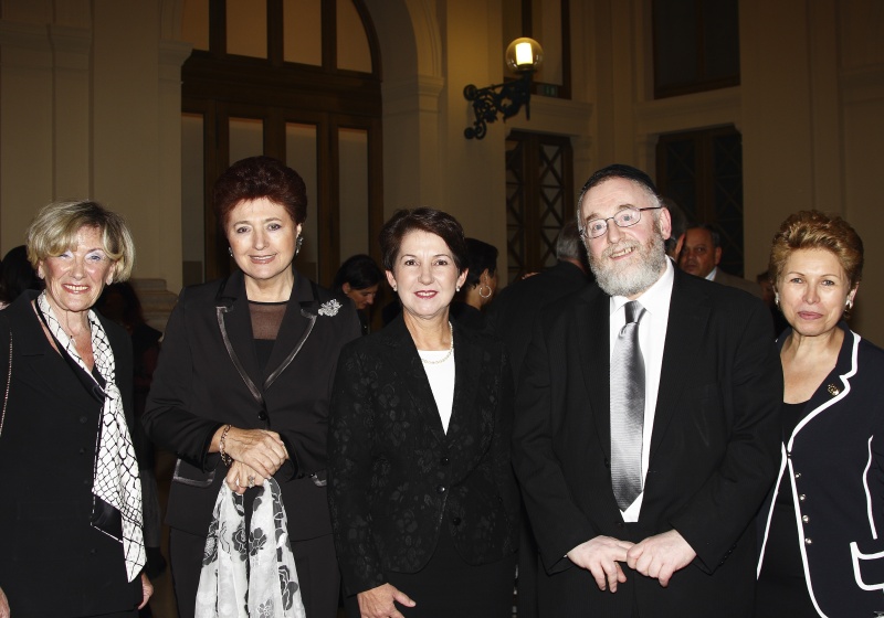 v.li. Präsidentin der WIZO Österreich Hava-Eva Bugajer-Gleitmann, Präsidentin der WIZO Helene Glaser, Barbara Prammer, Oberrabbiner Paul Chaim Eisenberg und Vizepräsidentin der WIZO Österreich Rita Dauber.