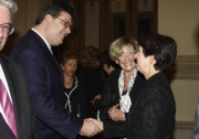 v.li. ein Veranstaltungsteilnehmer begrüßt die Präsidentin der WIZO Österreich Hava-Eva Bugajer-Gleitmann und Barbara Prammer.