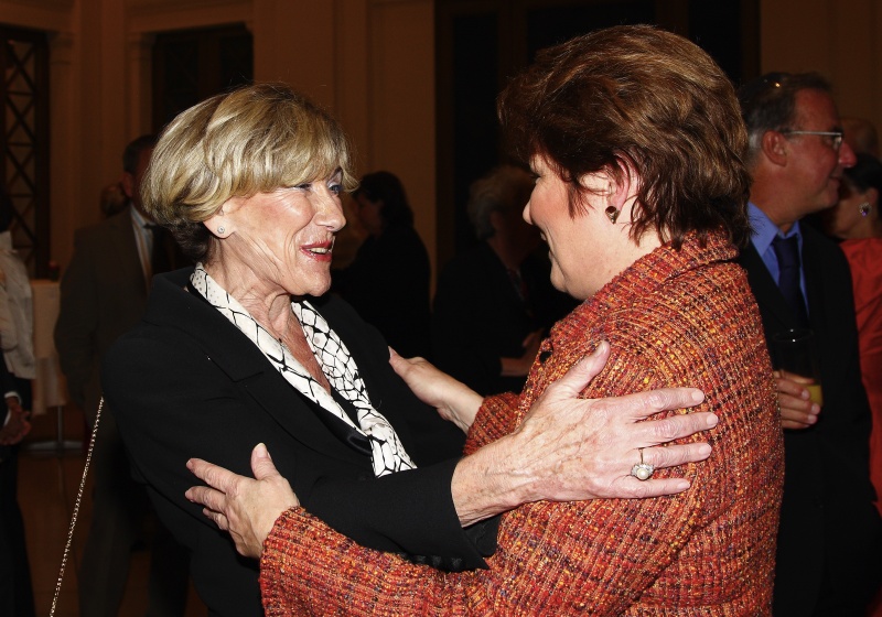 v.li. Präsidentin WIZO Österreich Hava-Eva Bugajer-Gleitmann begrüßt eine Veranstaltungsteilnehmerin.