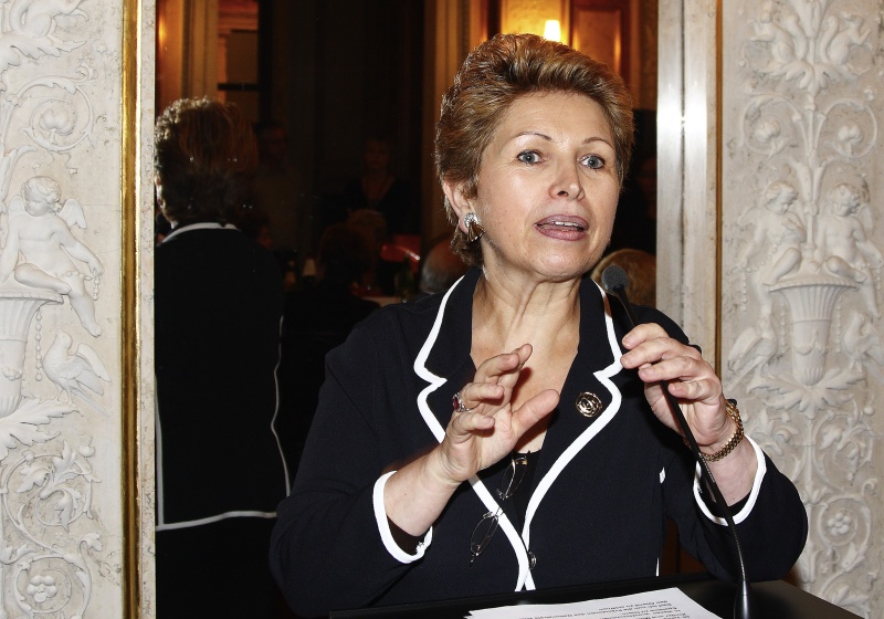 Vizepräsidentin WIZO Österreich Rita Dauber am Rednerpult.