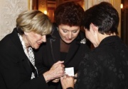 v.li. Präsidentin der WIZO Österreich Hava-Eva Bugajer-Gleitmann und Präsidentin der WIZO Helene Glaser beschenken Barbara Prammer.