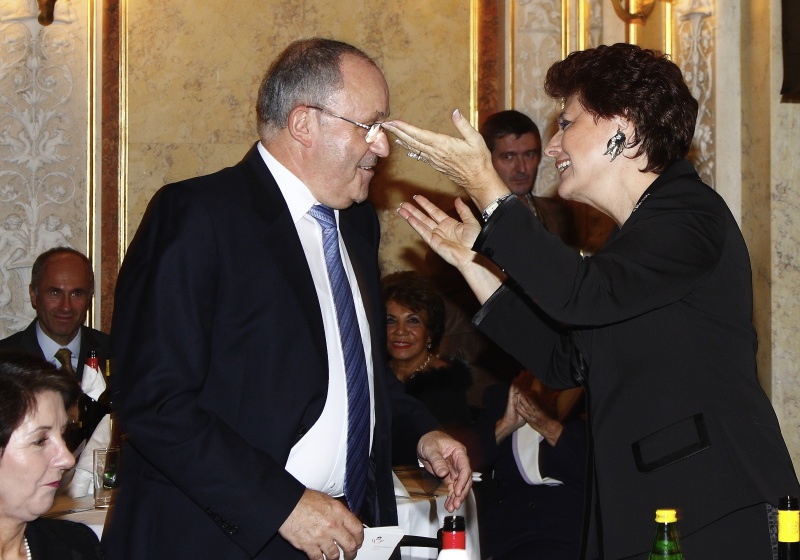 v.li. Botschafter des Staates Israel Dan Ashbel und die Präsidentin der WIZO Helene Glaser begrüßen einander.