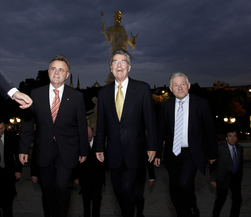 v. li.: Hans Niessl, Heinz Fischer, Josef Pühringer beim Eintreffen im Parlament.