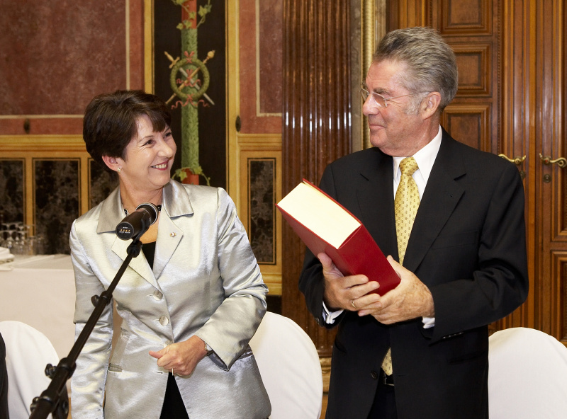 NR Präsidentin Mag. Barbara Prammer übergibt eine Festschrift an BP Dr.Heinz Fischer.