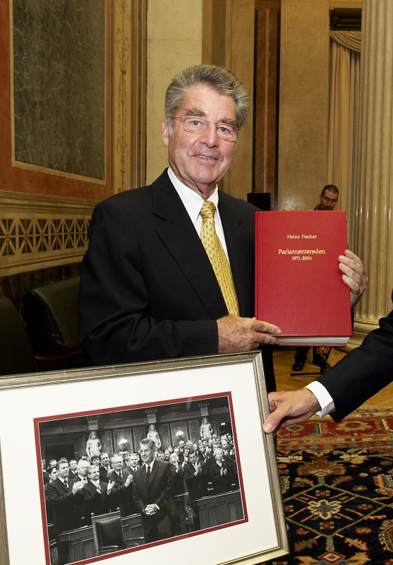 Bundespräsident  Dr. Heinz Fischer mit seinen Parlamentsreden und dem Angelobungsbild aus dem Jahre 2004.