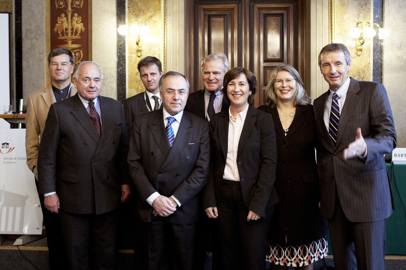 v. li.: Herwig Hösele, Heinrich Neisser, Michael Fleischhacker (Chefredakteur Die Presse), Peter Fichtenbauer, Veit Sorger, Christine Lapp, Terezija Stoisits, Martin Bartenstein.