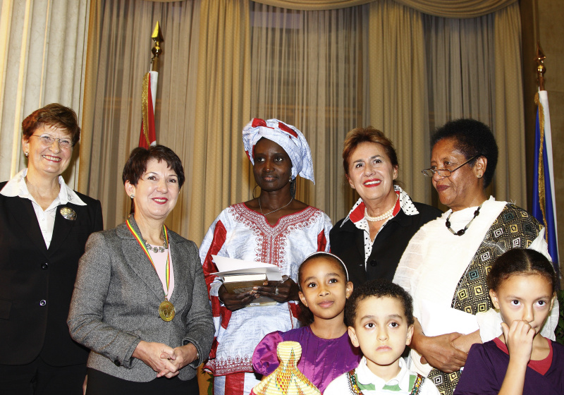 v.li. UN Delegierte und Moderatorin der Veranstaltung Marlene Parenzan, Barbara Prammer, Präsidentin des EURONET FGM Netzwerkes Khady Koita, Vizepräsidentin des österreichischen Komitees für den nationalen Aktionsplan Christa Pölzlbauer und die österreichische FGM Koordinatorin des EU Daphne Projekts Edenesh Hadis, vorne zwei kleine Veranstaltungsteilnehmer.