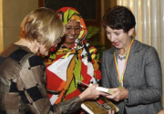 v.li. FGM Koordinatorin für Deutschland im EU Daphe Projekt Tobe Levin im Gespräch mit einer Veranstaltungsteilnehmerin und Barbara Prammer.