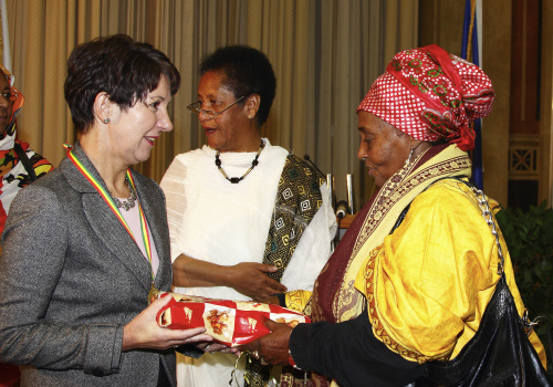v.li. Barbara Prammer erhält ein Geschenk von einer Veranstaltungsteilnehmerin, im Hintergrund die  österreichische FGM Koordinatorin im EU Daphne Projekt Etenesh Hadis. 