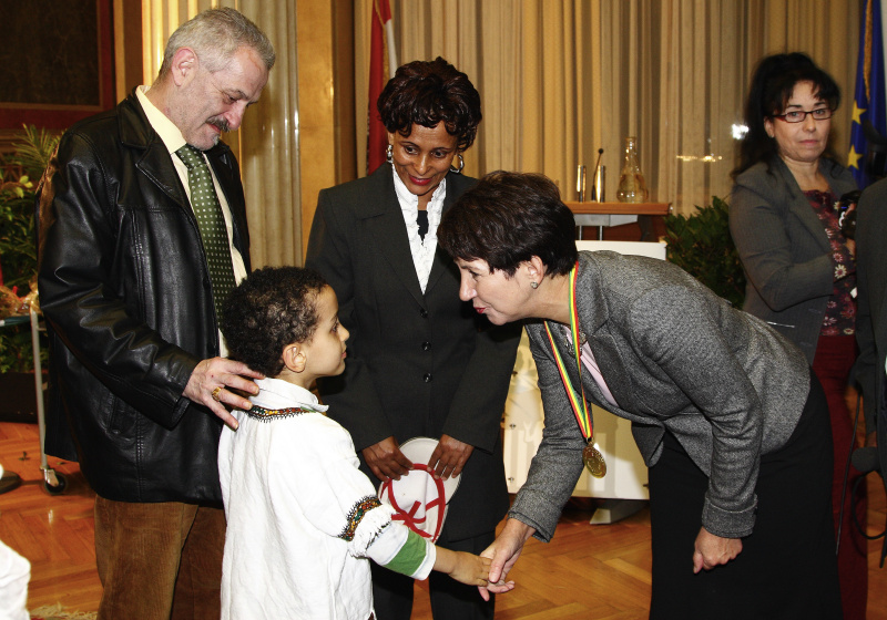 v.li. ein kleiner Veranstaltungsteilnehmer begrüßt Barbara Prammer, zwei weitere Veranstaltungsteilnehmer.