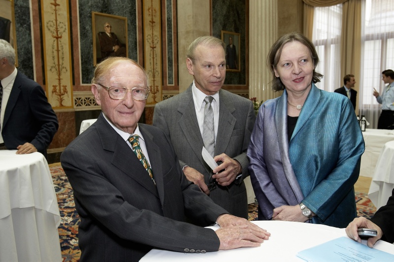 v.li. Komponist und Musikkritiker Walter Arlen mit seinem Lebensgefährten und einer Veranstaltungsteilnehmerin.