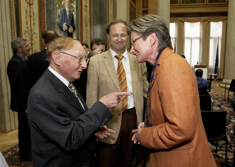 v.li. Komponist und Musikkritiker Walter Arlen im Gespräch mit Bundesministerin für Unterricht, Kunst und Kultur Claudia Schmied.