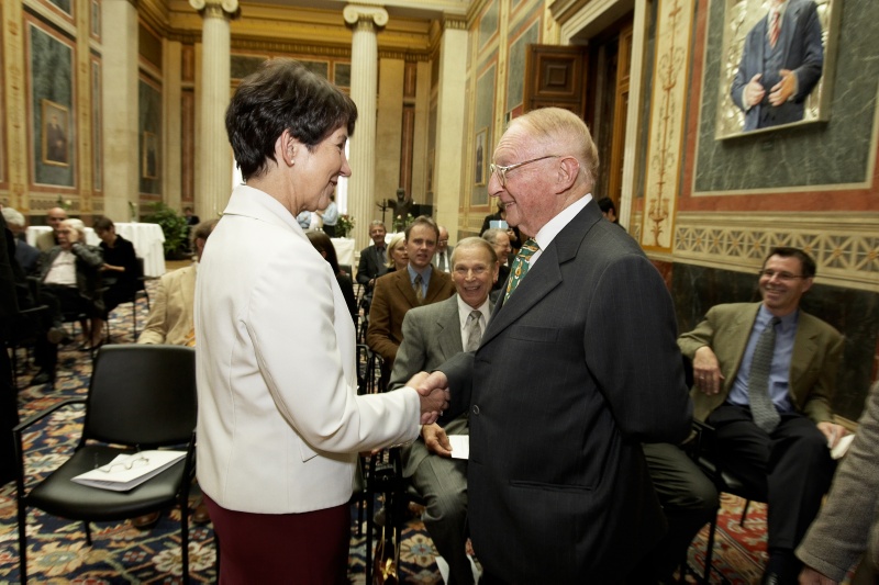 v.li. Barbara Prammer begrüßt den Komponisten und Musikkritiker Walter Arlen.