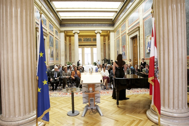 Blick in Richtung Veranstaltungsteilnehmer, Irene Wallner singt.