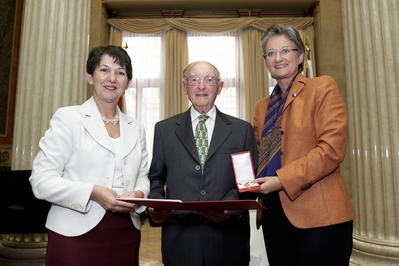 v.li. Barbara Prammer, Komponist und Musikkritiker Walter Arlen und Bundesministerin für Unterricht, Kunst und Kultur Claudia Schmied.