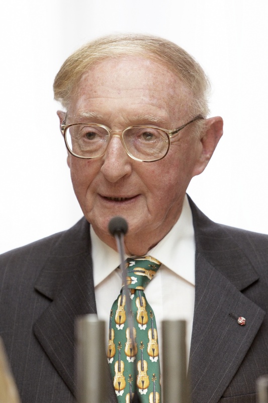 Komponist und Musikkritiker Walter Arlen am Rednerpult.