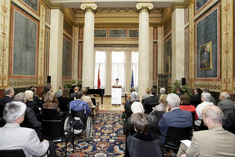 Blick in Richtung Veranstaltungsteilnehmer, Barbara Prammer am Rednerpult.