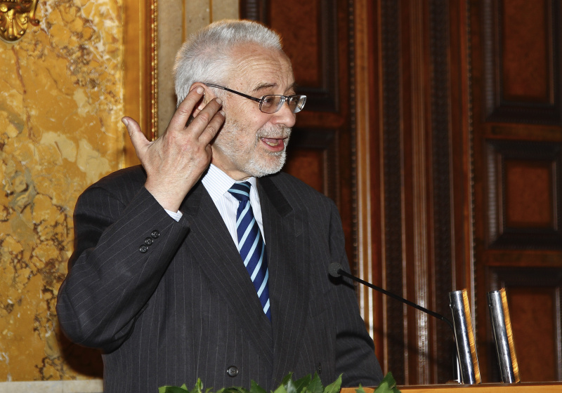 Vizekanzler a.D. und geschäftsführender Vorsitzender des wissenschaftlichen Beirates des Herbert-Batliner-Europainstituts Erhard Busek am Rednerpult.