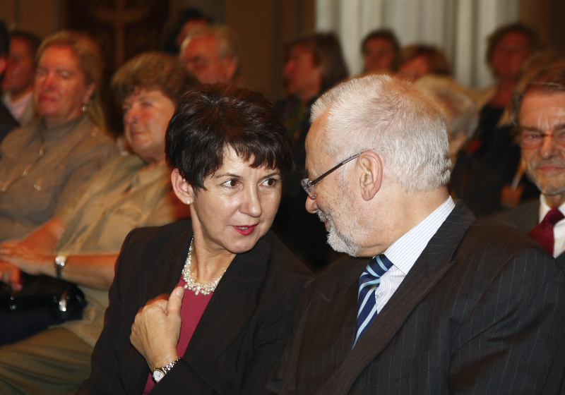 Blick in Richtung Veranstaltungsteilnehmer, v.li. Barbara Prammer im Gespräch mit Vizekanzler a.D. und geschäftsführender Vorsitzender des wissenschaftlichen Beirates des Herbert-Batliner-Europainstituts Erhard Busek.