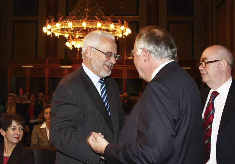 v.li. Barbara Prammer, Vizekanzler a.D. und geschäftsführender Vorsitzender des wissenschaftlichen Beirates des Herbert-Batliner-Europainstituts Erhard Busek im Gespräch mit dem Generalsekretär des Europarates von 1999-2004 Walter Schwimmer, daneben der Präsident der parlamentarischen Versammlung des Eurpoarates von 2002-2005 Peter Schieder.