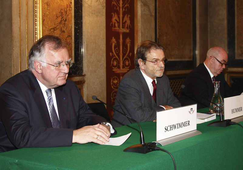 Am Podium, v.li. Generalsekretär des Europarates von 1999-2004 Walter Schwimmer, Herausgeber des Bandes " 50 Jahre Österreich im Europarat " Waldemar Hummer und der Präsident der parlamentarischen Versammlung des Eurpoarates von 2002-2005 Peter Schieder.