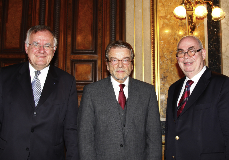 v.li. Generalsekretär des Europarates von 1999-2004 Walter Schwimmer, Herausgeber des Bandes " 50 Jahre Österreich im Europarat " Waldemar Hummer und der Präsident der parlamentarischen Versammlung des Eurpoarates von 2002-2005 Peter Schieder.