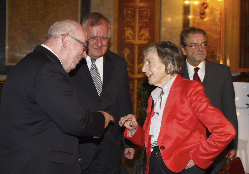 v.li. der Präsident der parlamentarischen Versammlung des Eurpoarates von 2002-2005 Peter Schieder im Gespräch mit der 2. Präsidentin des Nationalrates a.D. Marga Hubinek, dahinter v.li. der Generalsekretär des Europarates von 1999-2004 Walter Schwimmer und der Herausgeber des Bandes " 50 Jahre Österreich im Europarat " Waldemar Hummer.