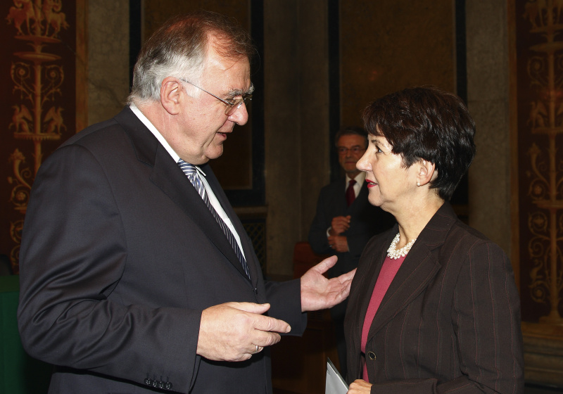 v.li. Generalsekretär des Europarates von 1999-2004 Walter Schwimmer im Gespräch mit Barbara Prammer.