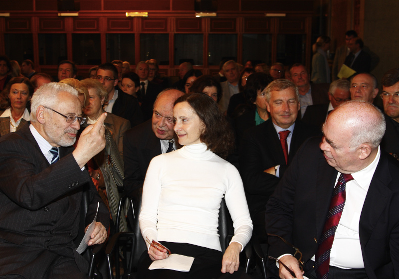 Blick in Richtung Veranstaltungsteilnehmer, v.li. Vizekanzler a.D. und geschäftsführender Vorsitzender des wissenschaftlichen Beirates des Herbert-Batliner-Europainstituts Erhard Busek im Gespräch mit Eva Reinhaod-Weisz vom Böhlau-Verlag und dem Präsidenten der parlamentarischen Versammlung des Europarates von 2002-2005 Peter Schieder.