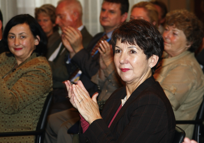Blick in Richtung Veranstaltungsteilnehmer, v.li. Maria Berger und Barbara Prammer applaudierend.