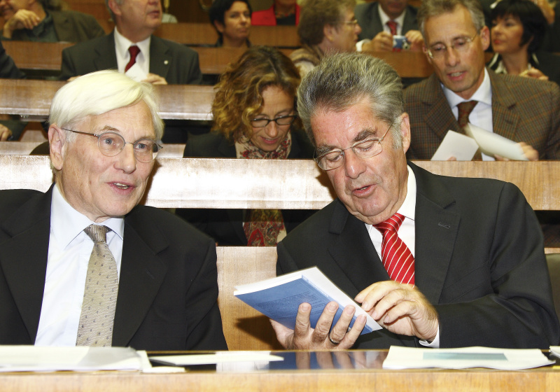 Blick in Richtung Veranstaltungsteilnehmer, v.li. Jan van Dijk vom International Victimology Institute der Universität Tilburg im Gespräch mit Heinz Fischer, im Hintergrund Georg Posch.