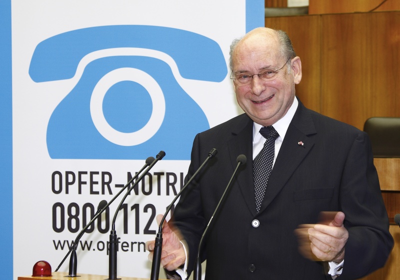 Der Präsident des Weissen Rings Udo Jesionek am Rednerpult.