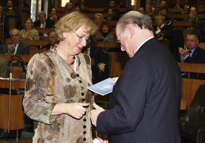 v.li. die Bundesministerin für Frauen und Medien und Regionalpolitik Heidrun Silhavy im Gespräch mit dem Präsidenten des Weissen Rings Udo Jesionek.