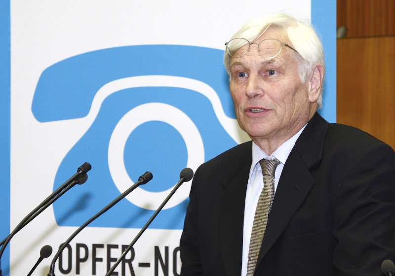 Jan van Dijk vom International Victimology Institute der Universität Tilburg am Rednerpult.