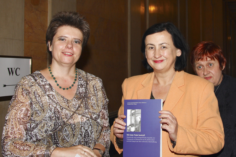 v.li. Claudia Kuretsidis-Haider von der Forschungsstelle Nachkriegsjustiz Wien und Autorin des Buches und Maria Berger mit einem Exemplar. Im Hintergrund die Präsidentin der österreichischen Liga für Menschenrechte Irmtraut Karlsson.