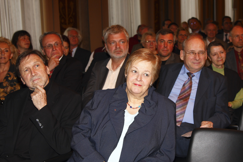 Blick in Richtung Veransraltungsteilnehmer, erste Reihe v.li. der Professor für Soziologie an der. J.W.Goethe-Universität Frankfurt und Leiter des Instituts für Recht und Kriminalsoziologie Wien Heinz Steinert, Vizepräsidentin des Bundesrates a.D. Anna Elisabeth Haselbach, dahinter der Präsident des weissen Rings Udo Jesionek.