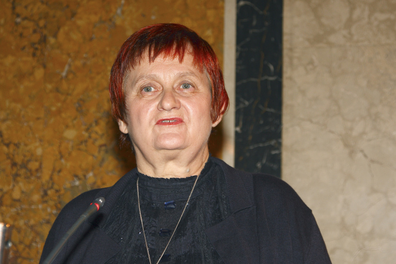 Die Präsidentin der österreichischen Liga für Menschenrechte Irmtraut Karlsson am Rednerpult.