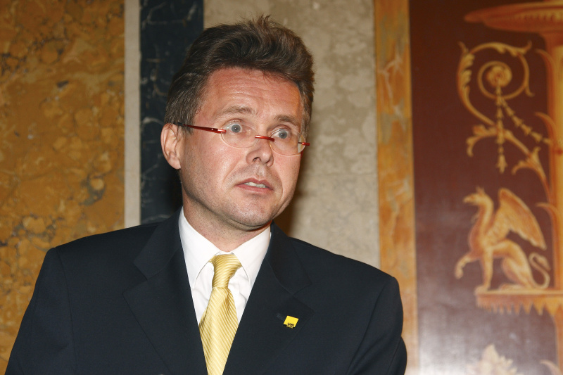 Präsident der zentralen österreichischen Forschungsstelle Nachkriegsjustiz Martin F. Polaschek am Rednerpult.