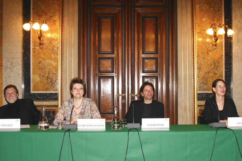 Am Podium v.li. Professor für Soziologie an der. J.W.Goethe-Universität Frankfurt und Leiter des Instituts für Recht und Kriminalsoziologie Wien Heinz Steinert, Claudia Kuretsidis-Haider von der Forschungsstelle Nachkriegsjustiz Wien und Autorin des Buches, Heimo Halbrainer vom Verlag Clio Graz und Autor des Buches und Elisabeth Ebner ebenfalls Autorin de Buches.