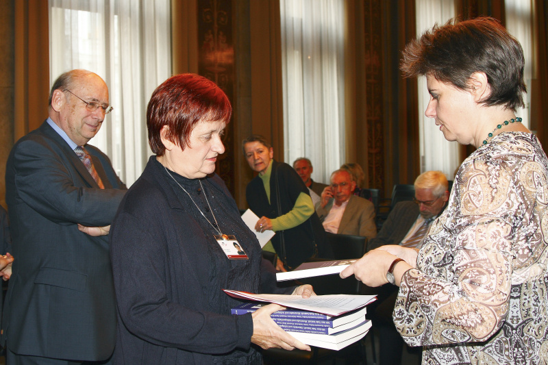 v.li. die Präsidentin der österreichischen Liga für Menschenrechte Irmtraut Karlsson übergibt an Claudia Kuretsidis-Haider von der Forschungsstelle Nachkriegsjustiz Wien und Autorin des Buches ein Exemplar. li daneben der Präsident des weissen Rings Udo Jesionek.