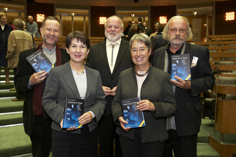 erste Reihe v.li. Barbara Prammer und die Gattin des Bundespräsideten Margit Fischer, zweite Reihe v.li. der Moderator Hubert Armin Ellissen, der Autor des Buches Franz Josef Weißenböck und der Verlagsbesitzer und -gründer des Verlages VAbENE Dr. Walter Weiss.