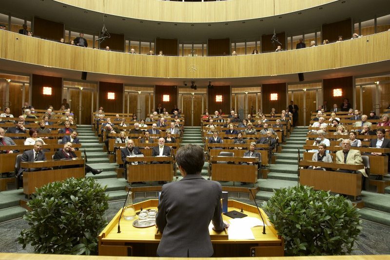 Blick in Richtung Veranstaltungsteilnehmer, Barbara Prammer am Rednerpult.