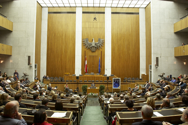 Blick in Richtung Veranstaltungsteilnehmer, Barbara Prammer am Rednerpult.