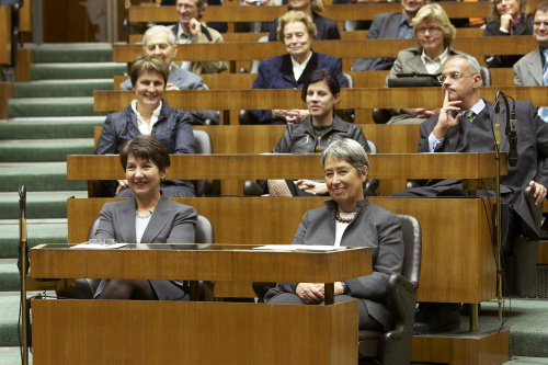 Blick in Richtung Veranstaltungsteilnehmer, v.li. Barbara Prammer und die Gattin des Bundespräsidenten Margit Fischer.