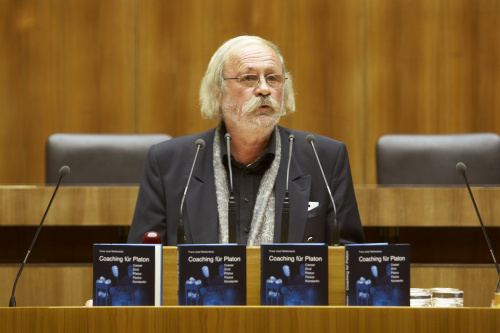 Verlagsbesitzer und -gründer VAbENE Dr. Walter Weiss am Redenerpult.
