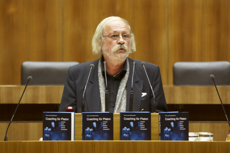 Verlagsbesitzer und -gründer VAbENE Dr. Walter Weiss am Redenerpult.