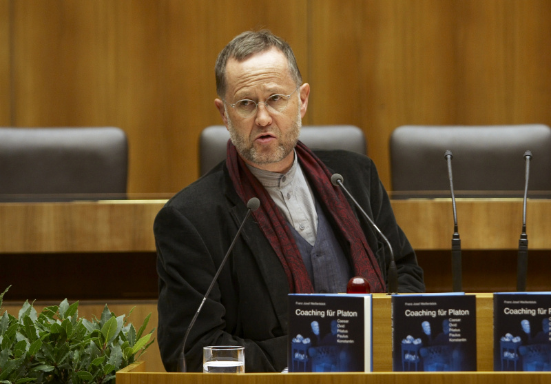 Der Moderator Hubert Armin Ellissen am Rednerpult.