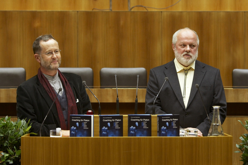 v.li. der Moderator Hubert Armin Ellissen  und der Autor des Buches Franz Josef Weißenböck am Rednerpult.